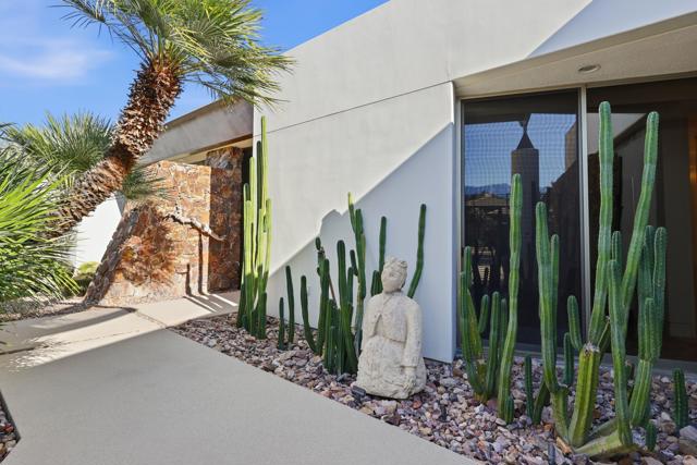 102 Waterford Circle, Rancho Mirage CA: https://media.crmls.org/mediaz/25e3522e-8b51-45ab-b3b1-694ca57f75fe.jpg