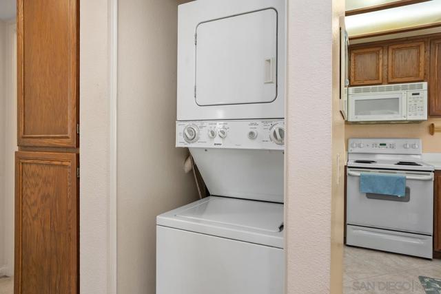 17945 Caminito Pinero, San Diego CA: https://media.crmls.org/mediaz/25e37b1f-14cc-4df5-bf56-2a9cb5dac622.jpg