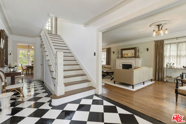 232 N Arden Boulevard, Los Angeles CA: https://media.crmls.org/mediaz/25e47fe8-1d00-49fb-8f99-6d7472448e70.jpg