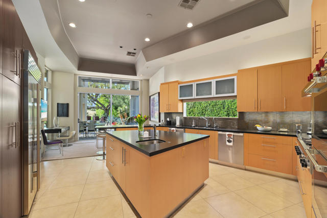 81 Royal Saint Georges Way, Rancho Mirage CA: https://media.crmls.org/mediaz/25e4ea7d-2f62-4791-a7d1-542850482ae1.jpg