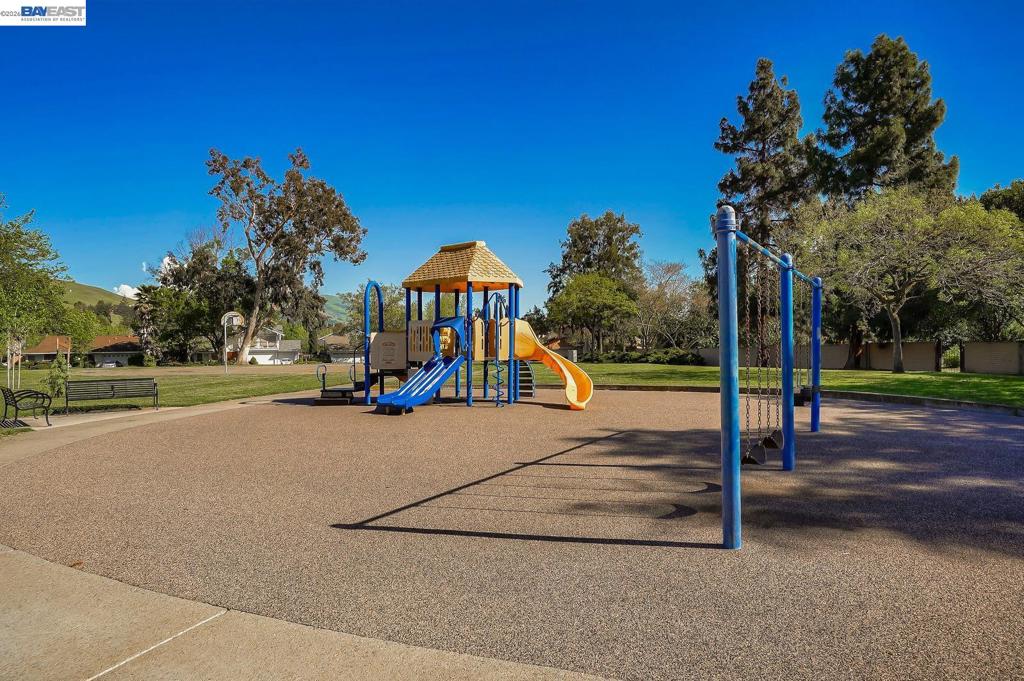 https://media.crmls.org/mediaz/25e52e3d-113a-4c92-b465-e93688ed4901.jpg?preset=X-Large