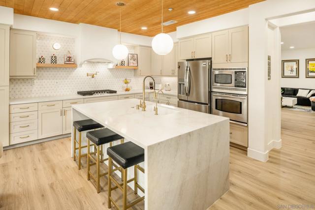 10528 Pinion Trl, Escondido CA: https://media.crmls.org/mediaz/25e54496-59d9-408e-9974-22013244c9a9.jpg