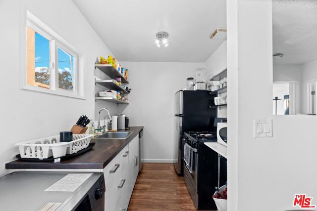125 Brooks Avenue, Venice CA: https://media.crmls.org/mediaz/25e62a0a-92a7-4f96-b7c1-e349389ac284.jpg