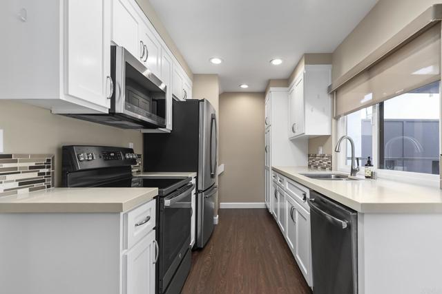 8746 Villa La Jolla Drive, La Jolla CA: https://media.crmls.org/mediaz/25e7b724-646a-4f3e-ad9e-d65b42ec35bb.jpg