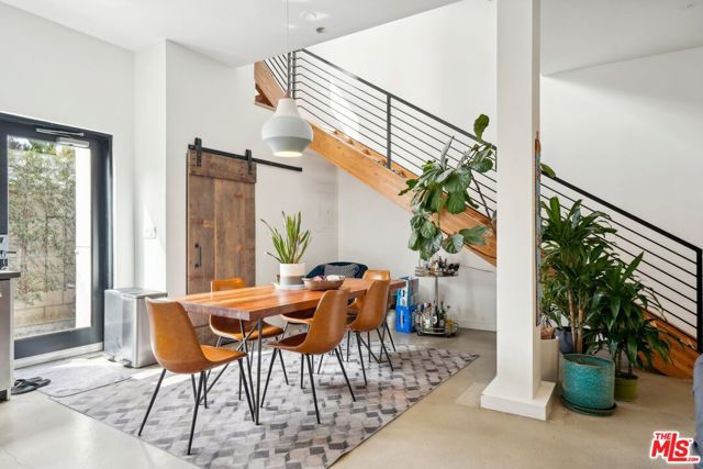 815 Hampton Drive, Venice CA: https://media.crmls.org/mediaz/25e963ed-76a3-42e1-b66c-d5f3ca85a99b.jpg
