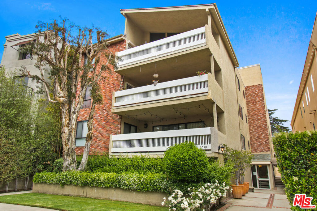 1310 Roxbury Drive #102