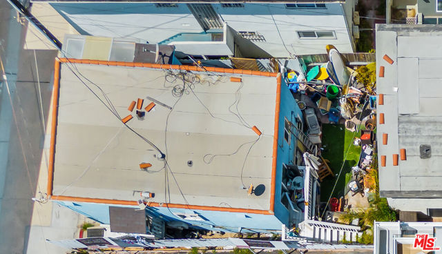 229 El Porto Street, Manhattan Beach CA: https://media.crmls.org/mediaz/25ea2523-b5dc-4b99-959c-538da60052b5.jpg