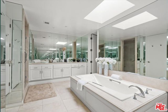 300 N Swall Drive, Beverly Hills CA: https://media.crmls.org/mediaz/25eab1aa-36f9-4b24-b5f5-7f26419ded3a.jpg