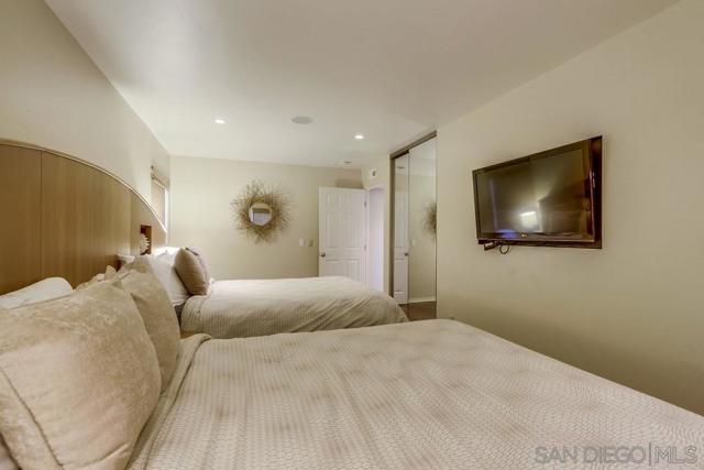 3391 Ocean Front Walk, San Diego CA: https://media.crmls.org/mediaz/25eb05a7-cc91-439e-8f8c-3efd018c614b.jpg