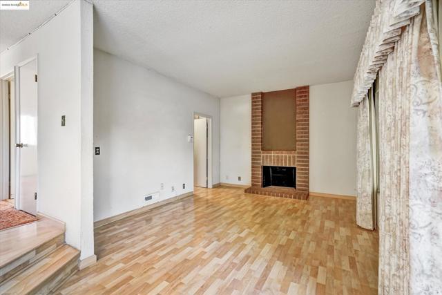 34607 Wells Ave, Fremont CA: https://media.crmls.org/mediaz/25ebc0e8-1c43-4c52-b366-d47dd1e110ee.jpg