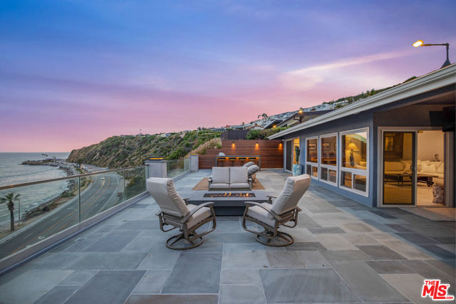 18074 Coastline Drive, Malibu CA: https://media.crmls.org/mediaz/25ec6828-a911-48fa-91fa-ca7a72fafc9e.jpg
