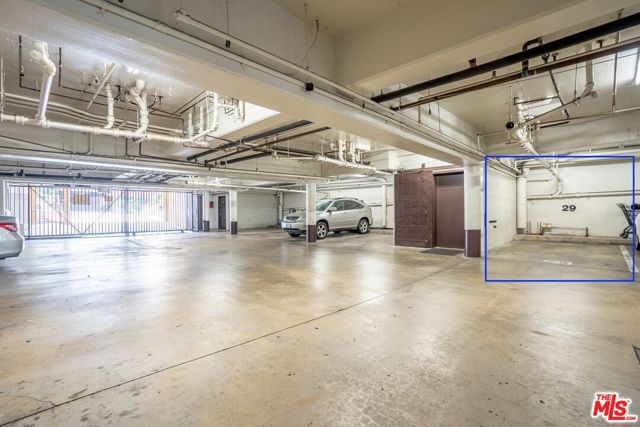 818 S Lucerne Boulevard, Los Angeles CA: https://media.crmls.org/mediaz/25eca5ec-da73-412f-b0ef-351204aa29ea.jpg