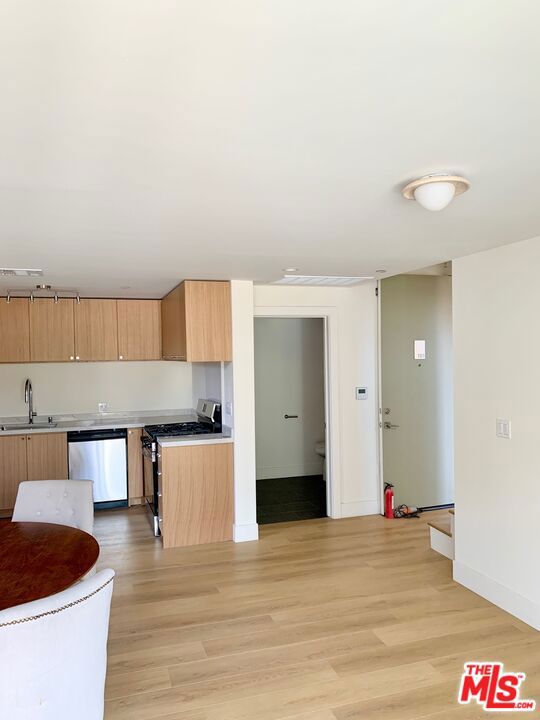 1822 Overland Avenue, Los Angeles CA: https://media.crmls.org/mediaz/25ecb3cd-162f-434e-8631-668ded566335.jpg