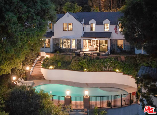 3100 Coldwater Canyon Avenue, Studio City CA: https://media.crmls.org/mediaz/25ed6288-291a-4fd5-86e6-5093642d1246.jpg