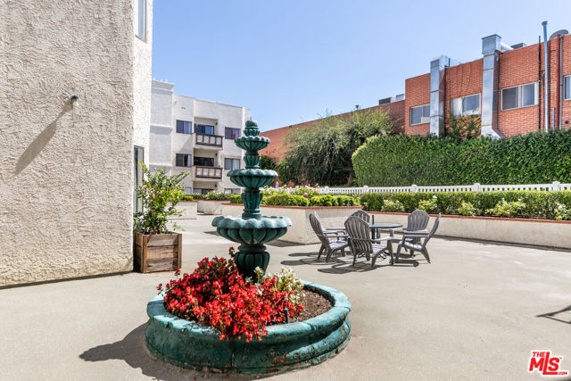 17914 Magnolia Boulevard, Encino CA: https://media.crmls.org/mediaz/25ed9b2d-92f8-48df-815d-7fc649aa7e82.jpg