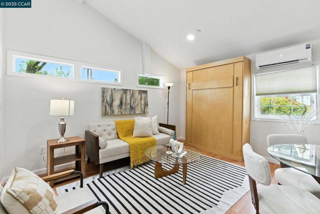 122 Stein Way, Orinda CA: https://media.crmls.org/mediaz/25ee30a3-5511-40ed-85b5-ca6e8610688d.jpg