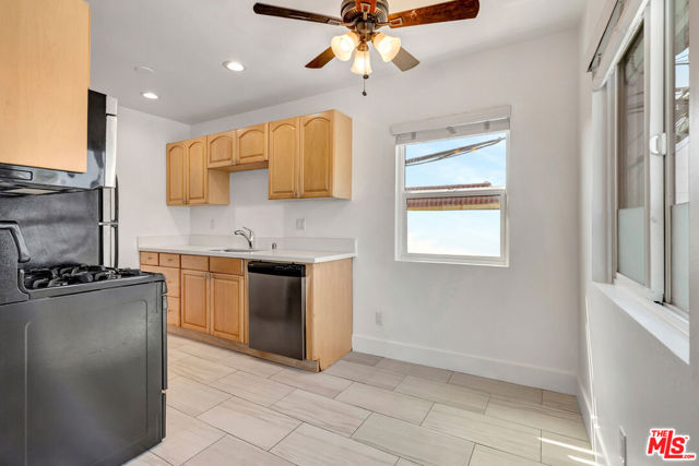 119 Paloma Avenue, Venice CA: https://media.crmls.org/mediaz/25eea3b3-6bdc-4cb1-b7b9-d1ea209e9a07.jpg