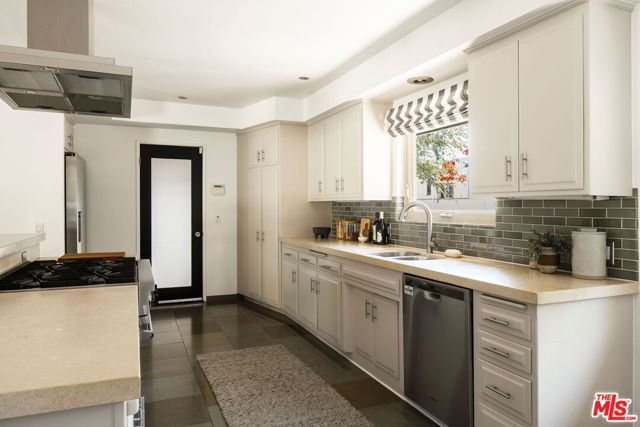 2220 Richland Avenue, Los Angeles CA: https://media.crmls.org/mediaz/25eef84b-a7d5-4e77-8dcb-ef6092bc2bca.jpg