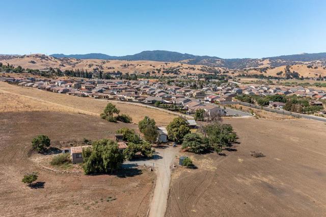 120 Enterprise Road, Hollister CA: https://media.crmls.org/mediaz/25f062cf-68b5-4039-8f81-dfda18b64111.jpg