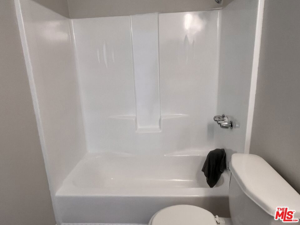 https://media.crmls.org/mediaz/25f06580-b2ca-4029-b0e1-a5c725f12d9f.jpg?preset=X-Large
