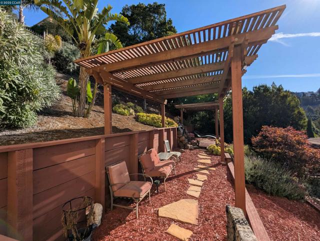 5 Besito Ave. @ Drury Rd., Oakland CA: https://media.crmls.org/mediaz/25f19edb-e958-49ac-9bb3-4c70e2ed2205.jpg