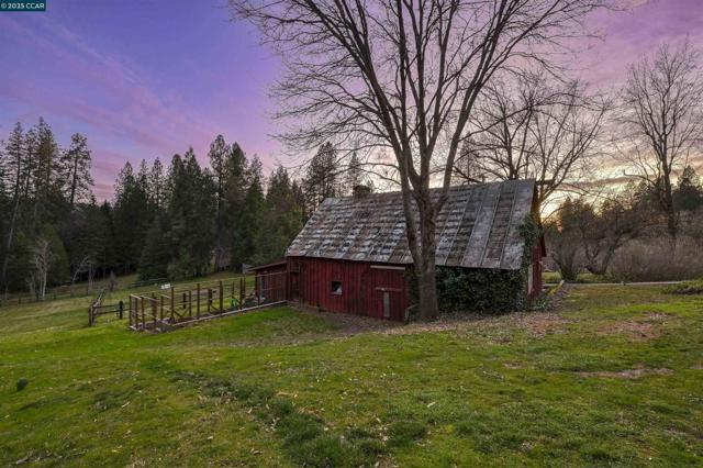 11417 Red Dog Rd, Nevada City CA: https://media.crmls.org/mediaz/25f299df-268e-4ef0-ab44-67a766419d78.jpg
