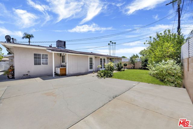 10109 Gloria Avenue, North Hills CA: https://media.crmls.org/mediaz/25f2fe64-978e-4500-8552-2377cdd0897d.jpg