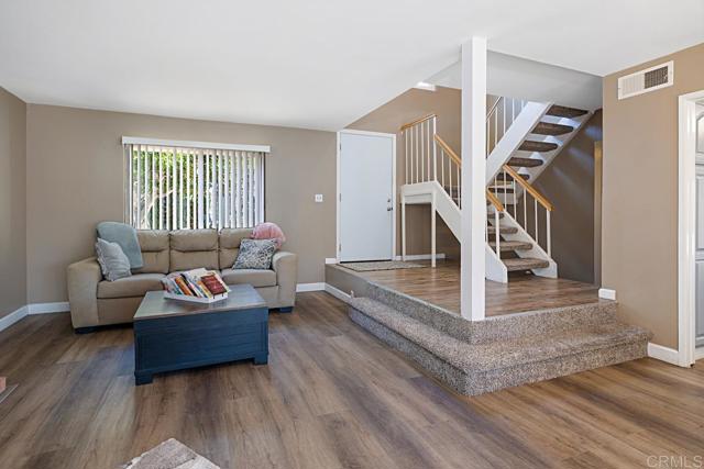 Detail Gallery Image 6 of 43 For 5676 Chateau Dr, San Diego,  CA 92117 - 7 Beds | 3/2 Baths