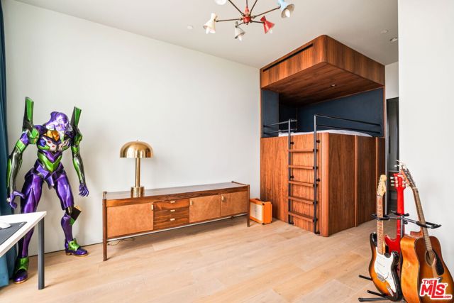 8899 Beverly Boulevard, Los Angeles CA: https://media.crmls.org/mediaz/25f332c5-3d76-4470-93aa-cf4eb4c7e480.jpg