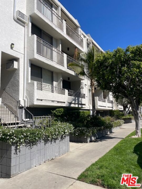 6151 Orange Street, Los Angeles CA: https://media.crmls.org/mediaz/25f348f1-b5d5-45b3-8e18-e02431711172.jpg