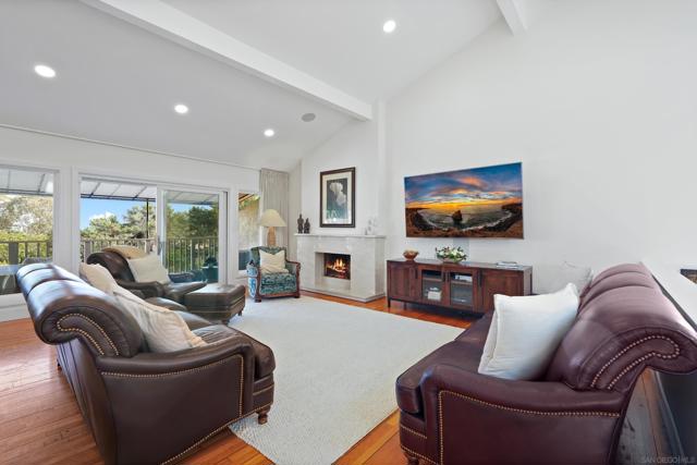 2207 Caminito Cabala, La Jolla CA: https://media.crmls.org/mediaz/25f42a54-09df-43ed-bbfa-fa51ba5f278d.jpg