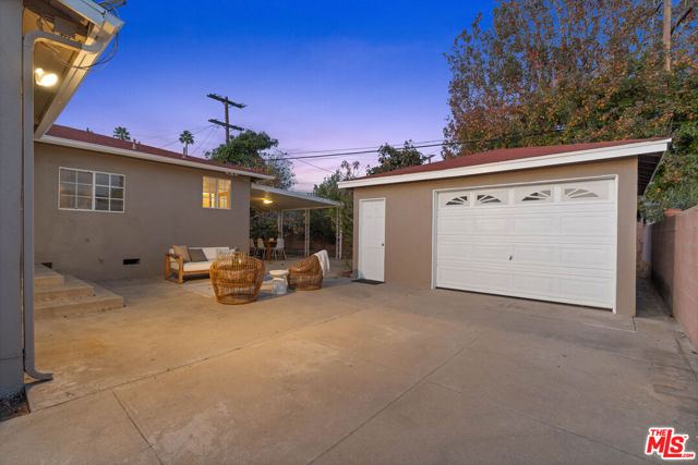 4242 Grand View Boulevard, Los Angeles CA: https://media.crmls.org/mediaz/25f4e2f0-c71e-4a0c-a628-27406fefb1b7.jpg