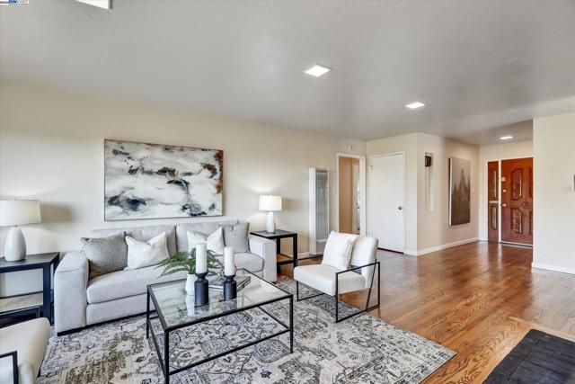 1551 Merced St, Richmond CA: https://media.crmls.org/mediaz/25f55442-12ef-4fe8-82d0-847112e8d756.jpg