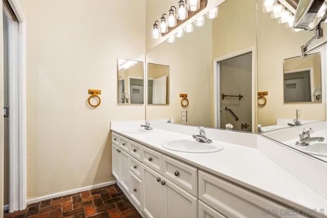1915 Andrews Ct, Oceanside CA: https://media.crmls.org/mediaz/25f5a95e-aaa0-418e-a278-2bc968368056.jpg