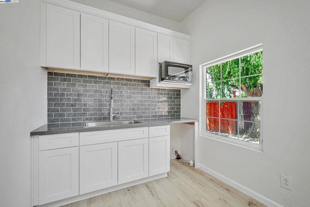 3920 Gravenstein Hwy, Sebastopol CA: https://media.crmls.org/mediaz/25f62532-b9e6-412d-a5cc-8749ebd13743.jpg