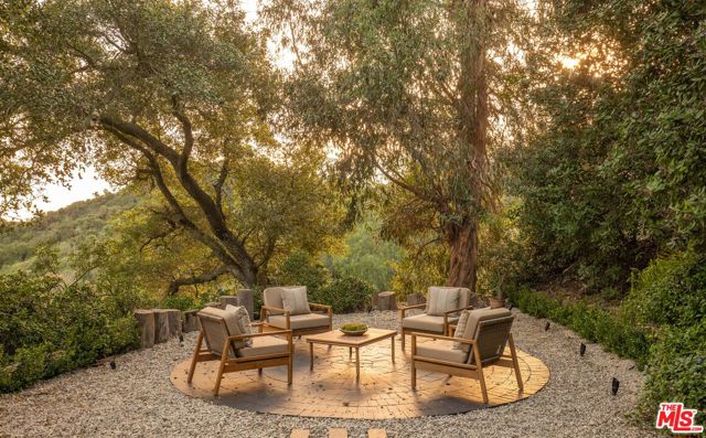 12752 Mulholland Drive, Beverly Hills CA: https://media.crmls.org/mediaz/25f888fb-8097-4c6f-90d1-6995c130e6a5.jpg