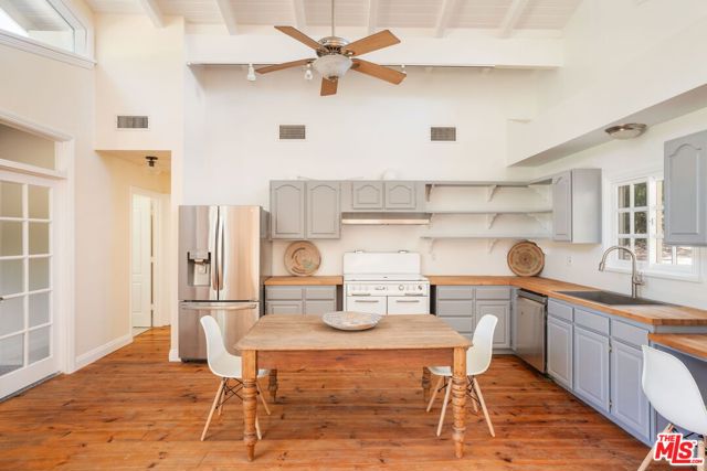2457 Liberty Lane, Topanga CA: https://media.crmls.org/mediaz/25f895fc-0a5d-4ae8-9369-3991ab3d8175.jpg