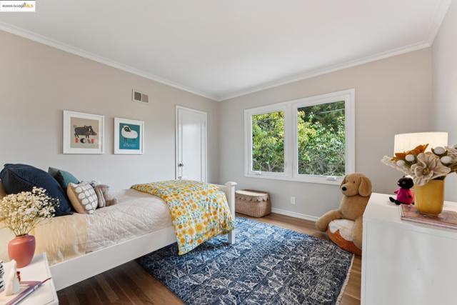 1057 Arlington Blvd, El Cerrito CA: https://media.crmls.org/mediaz/25f8c07a-75fc-4704-a323-c9300447b5de.jpg