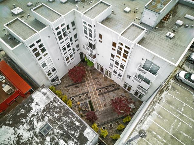 3208 Pierce Street, San Francisco CA: https://media.crmls.org/mediaz/25f8c441-54eb-4e96-9e6d-0d6e65cbd667.jpg