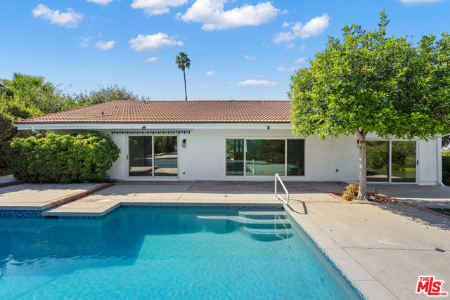 4344 Gayle Drive, Tarzana CA: https://media.crmls.org/mediaz/25f9222b-aa3f-4f2c-b0d1-8d406654b00a.jpg
