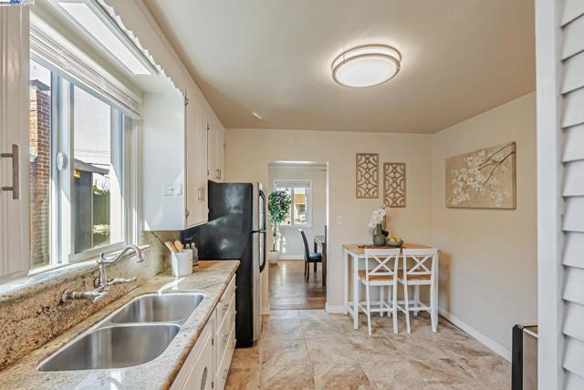 10500 Byron Ave, Oakland CA: https://media.crmls.org/mediaz/25f97a31-d13e-46c5-aa85-5ee6cd19e1b4.jpg