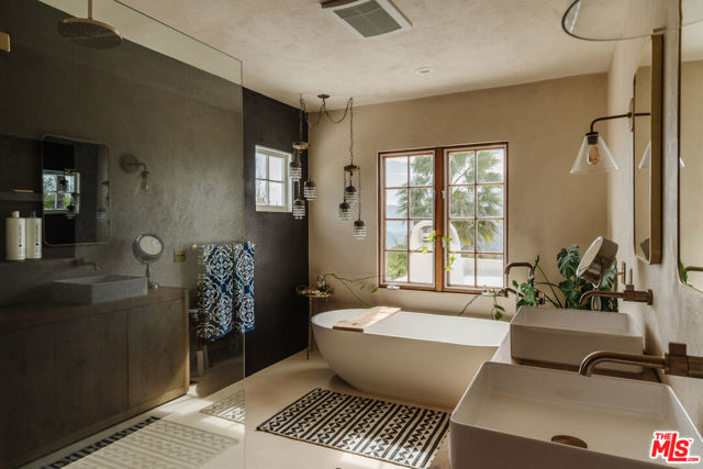 2865 Marquette Drive, Topanga CA: https://media.crmls.org/mediaz/25f9e55e-48ca-440f-96fa-482d3a6877f4.jpg
