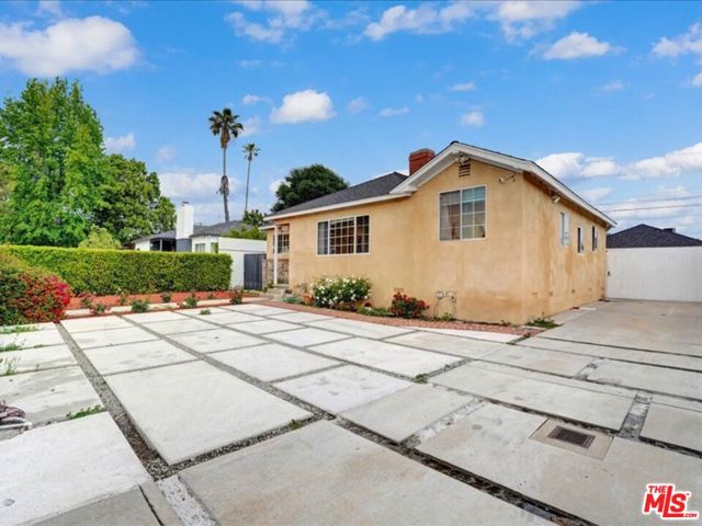 6230 Peach Avenue, Van Nuys CA: https://media.crmls.org/mediaz/25fa2a08-b3a8-40e1-a51d-c320c08fa9bb.jpg