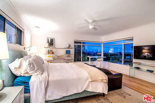 9353 Duxbury Road, Los Angeles CA: https://media.crmls.org/mediaz/25fb45ac-aa53-4003-a3af-06ec52b46c83.jpg