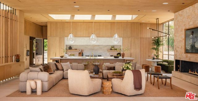 1039 Wallace, Beverly Hills CA: https://media.crmls.org/mediaz/25fce620-498b-4589-9419-c9ace8550f0b.jpg