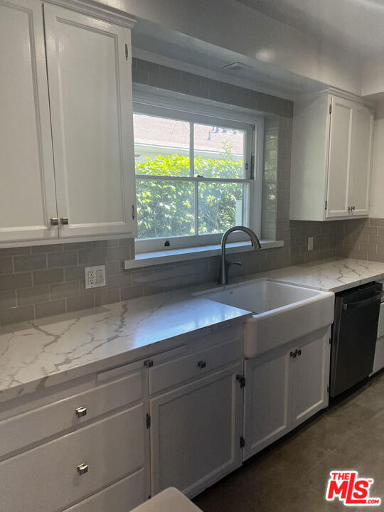 Kitchen w/Quartz Counters