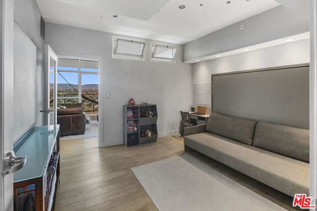 13700 Marina Pointe Drive, Marina del Rey CA: https://media.crmls.org/mediaz/25fda6c4-6ba1-42e7-bfe5-6da53ad7816f.jpg