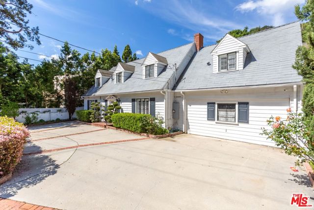 2427 Benedict Canyon Drive, Beverly Hills CA: https://media.crmls.org/mediaz/25fdbf10-0ba7-4037-a138-15a0ae7e430a.jpg