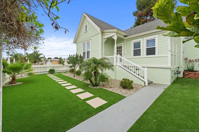 2104 Diamond St, San Diego CA: https://media.crmls.org/mediaz/25fdd430-eb41-4065-9758-5f9b08ee4edb.jpg