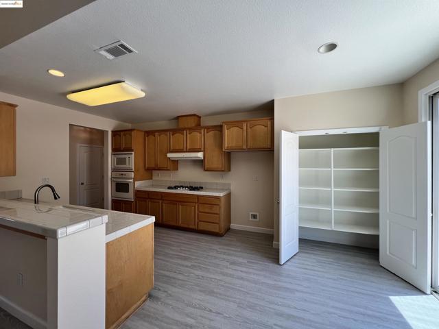 1371 Brooktrail Dr, Pittsburg CA: https://media.crmls.org/mediaz/25fe28de-a264-48ff-be62-dcdee94e938a.jpg